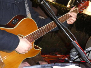 Tennessee Darlings am 9.12.2021 vor Isaacs Garden Akustikgitarre